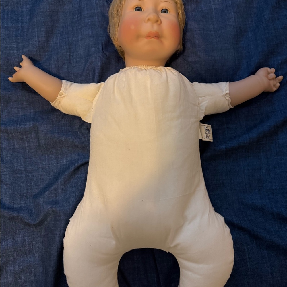 Lee Middleton Doll, Blond hair blue eyes. Charming Cream Soft Body Baby Doll